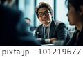 日本のオフィスで働く会社員、会議や打ち合わせ中（generative AI） 101219677