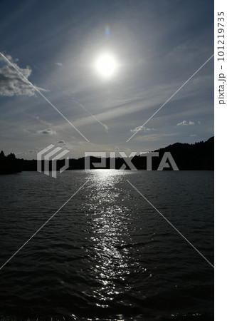 湖面に反射する太陽 湖面に反射する太陽 101219735
