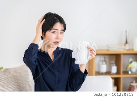 生理用ナプキンに悩む若い女性 生理用ナプキンに悩む若い女性 101220215