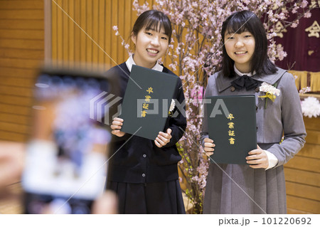 卒業証書を持つ小学6年生　卒業イメージ 101220692