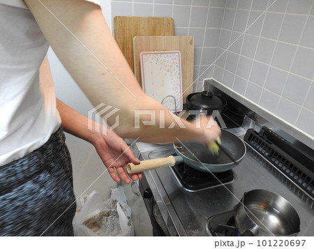 料理する男性の姿　料理する男　男の自炊 101220697