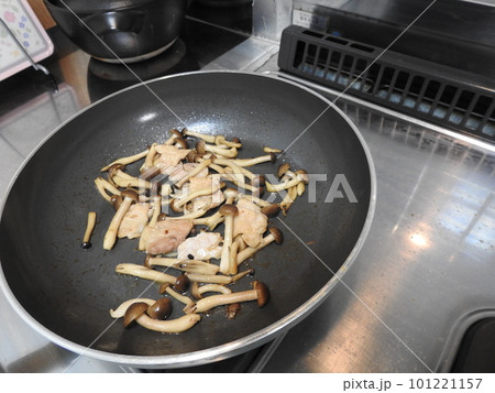 しめじと豚肉の料理 炒め物 しめじと豚肉の料理 炒め物 101221157