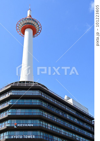 京都タワーと地下鉄出入り口付近の光景 101223605