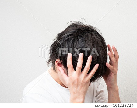 両手で頭を抱える男性 両手で頭を抱える男性 101223724