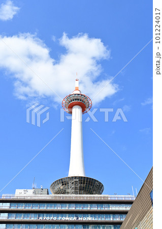 京都タワーと見上げる空 101224017