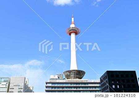京都駅付近から見た京都タワー 京都駅付近から見た京都タワー 101224310