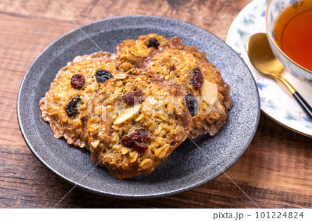 ドライフルーツとナッツのオートミールクッキー ドライフルーツとナッツのオートミールクッキー 101224824