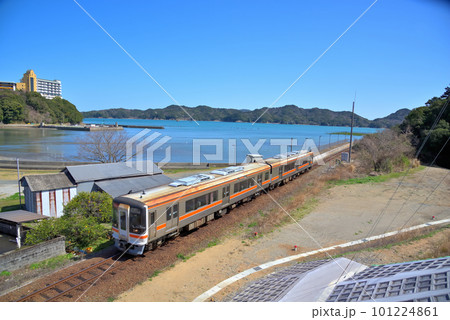 《三重県》伊勢市二見町 海沿いを走るJR参宮線 池の浦シーサイド駅 《三重県》伊勢市二見町 海沿いを走るJR参宮線 池の浦シーサイド駅 101224861