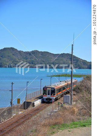《三重県》伊勢市二見町 海沿いを走るJR参宮線 池の浦シーサイド駅 《三重県》伊勢市二見町 海沿いを走るJR参宮線 池の浦シーサイド駅 101224870