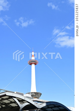 京都駅近辺から見た京都タワー 京都駅近辺から見た京都タワー 101225837