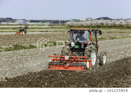 トラクターで畑起こしをしている畑の風景を撮影 トラクターで畑起こしをしている畑の風景を撮影 101225859