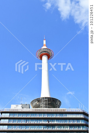 京都駅付近から見た京都タワー 101226451