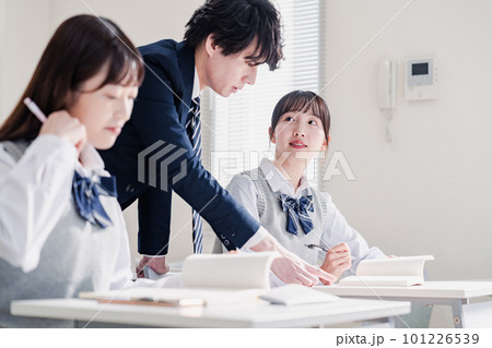 教室で先生に質問をする高校生 教室で先生に質問をする高校生 101226539