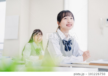 教室でにこやかに授業を受ける女子高生 101226750