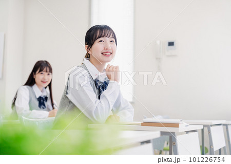 教室でにこやかに授業を受ける女子高生 101226754