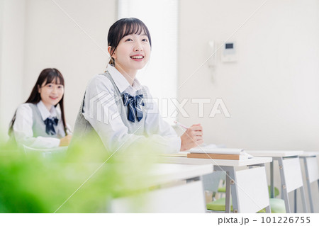 教室でにこやかに授業を受ける女子高生 教室でにこやかに授業を受ける女子高生 101226755