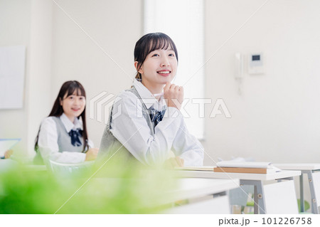 教室でにこやかに授業を受ける女子高生 101226758