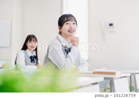 教室でにこやかに授業を受ける女子高生 101226759