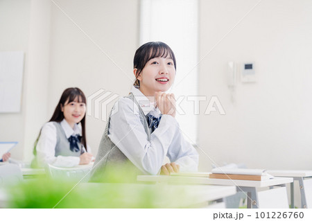 教室でにこやかに授業を受ける女子高生 101226760