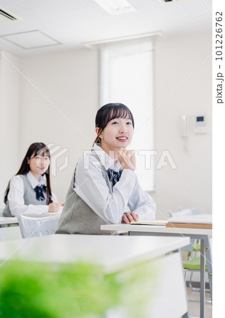 教室でにこやかに授業を受ける女子高生 教室でにこやかに授業を受ける女子高生 101226762
