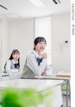 教室でにこやかに授業を受ける女子高生 教室でにこやかに授業を受ける女子高生 101226763