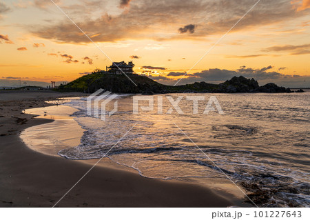 「青森県」夕焼け空とうみねこ繁殖地蕪島・八戸市 「青森県」夕焼け空とうみねこ繁殖地蕪島・八戸市 101227643