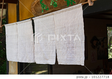 京都　宇治市　萬福寺にある白い暖簾 101227718