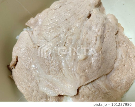 白いどんぶりに盛られた豚丼 写真素材 白いどんぶりに盛られた豚丼 写真素材 101227980