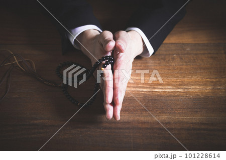 合掌と数珠 101228614