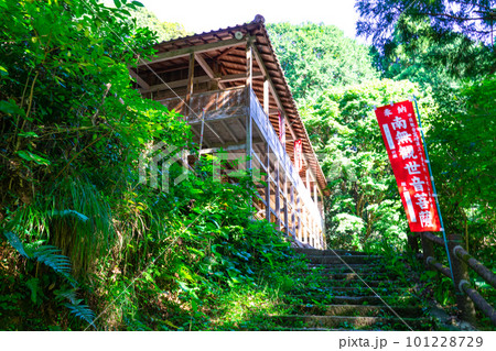 【中国三十三観音霊場】第三十番　長谷寺　参道と本堂　鳥取県倉吉市 101228729