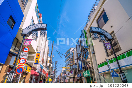日本の東京都市景観　東急電鉄　祐天寺駅前の祐天寺商店街（祐天寺駅通り）などを望む 101229043