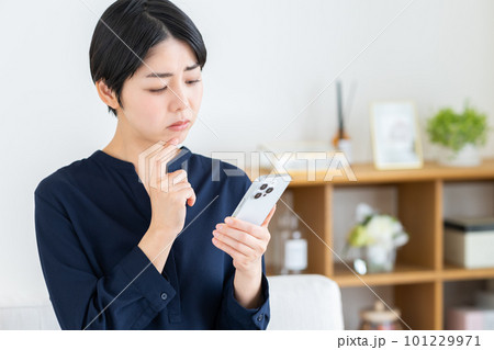 スマホで悩む若い女性 スマホで悩む若い女性 101229971