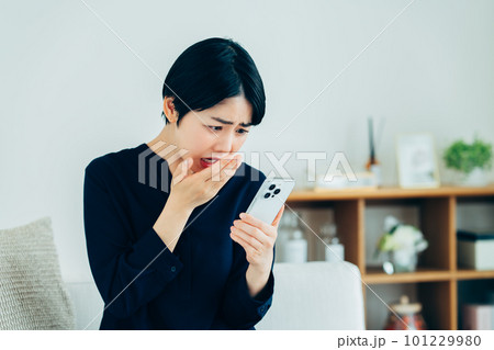 スマホで悩む若い女性 101229980
