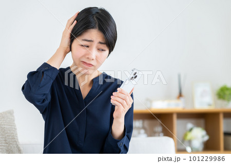 スマホで悩む若い女性 101229986