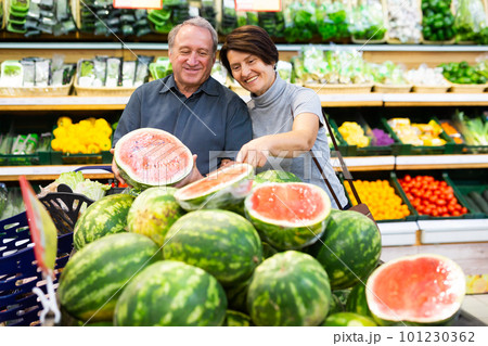 elderly husband and wife choose high-quality watermelon elderly husband and wife choose high-quality watermelon 101230362