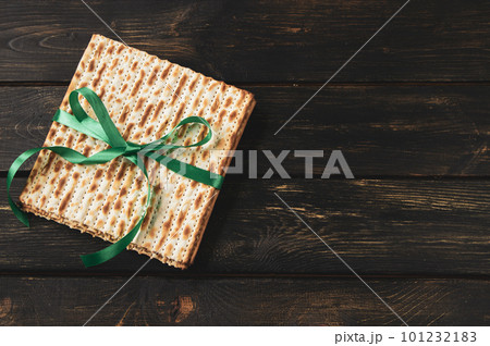 Matzo bread on dark wooden background. Happy Passover. Traditional Jewish regilious holiday Pesach. Copy space. 101232183