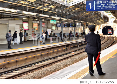 京急久里浜駅ホームの風景 101232255