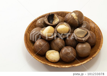 木皿に入れた白バックの殻付きマカダミアナッツ 101233078