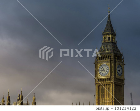イギリス・ロンドン 曇天に聳えるビッグベン 101234122