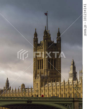 イギリス・ロンドン 朝日に照らされるウェストミンスター宮殿 101234141