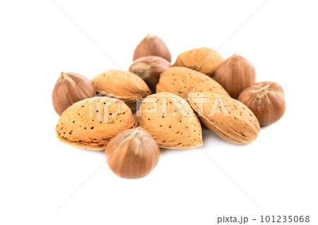 Almonds and hazelnuts 101235068