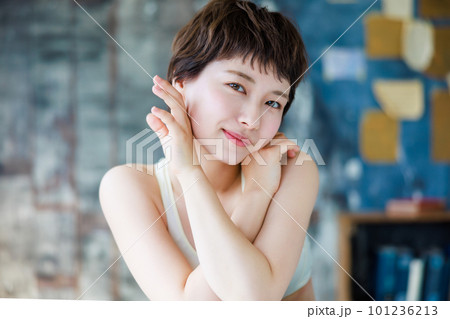 若い女性のビューティーイメージ 101236213