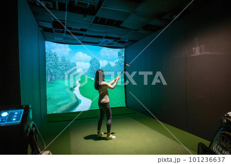 シミュレーションゴルフをする女性 101236637