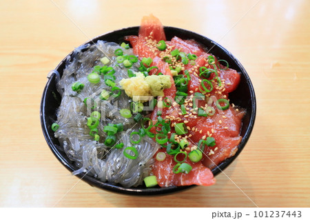 おいしい海鮮丼　生しらすと鮪の海鮮丼 101237443
