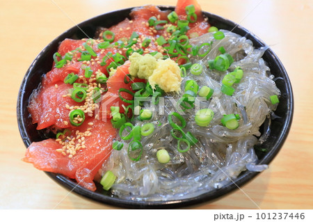 おいしい海鮮丼　生しらすと鮪の海鮮丼 101237446