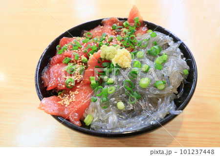 おいしい海鮮丼　生しらすと鮪の海鮮丼 101237448