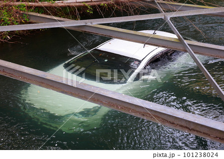 アクセルの踏み間違いで川に水没した高齢者の車 101238024