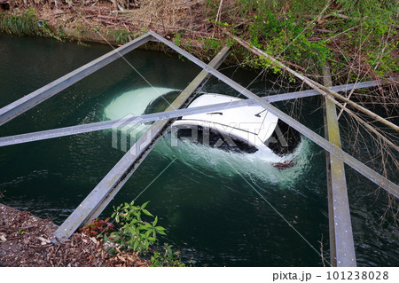 アクセルの踏み間違いで川に水没した高齢者の車 101238028