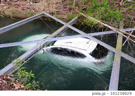 アクセルの踏み間違いで川に水没した高齢者の車 101238029