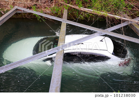 アクセルの踏み間違いで川に水没した高齢者の車 101238030